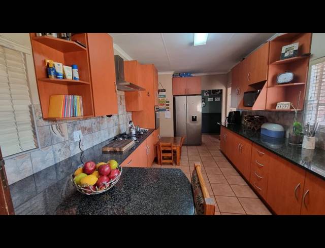3 BEDROOM HOUSE FOR SALE IN VANDERBIJLPARK SE 3